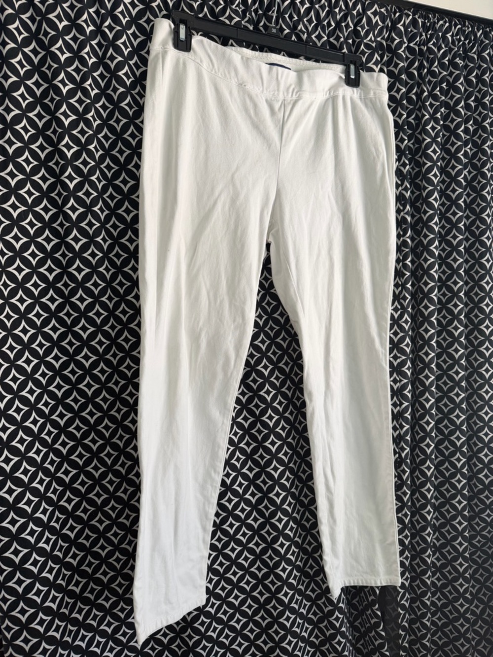 Bandolino White Stretch Leggings with Navy Labels